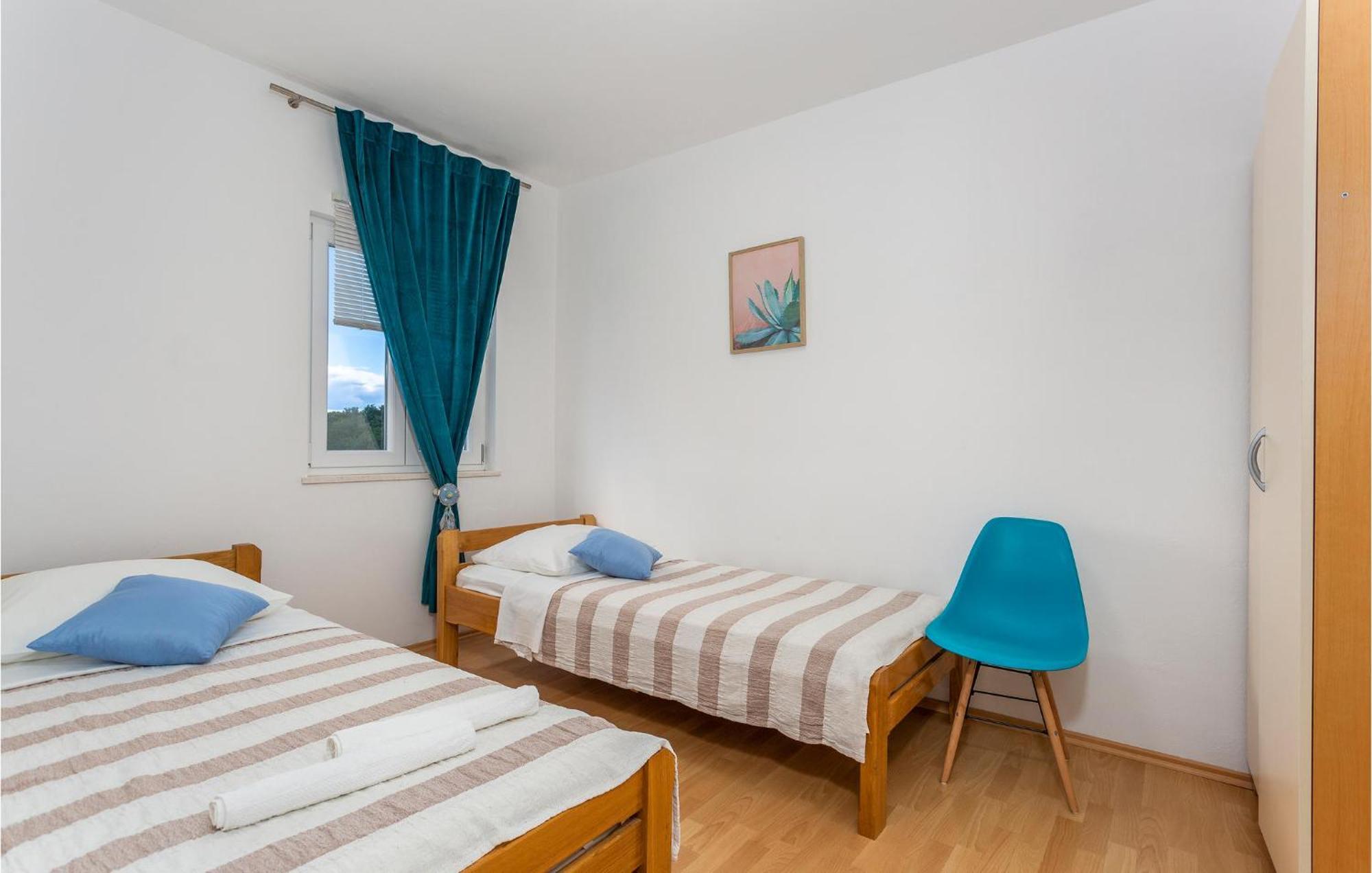2 Bedroom Beautiful Apartment In Pinezici Kültér fotó