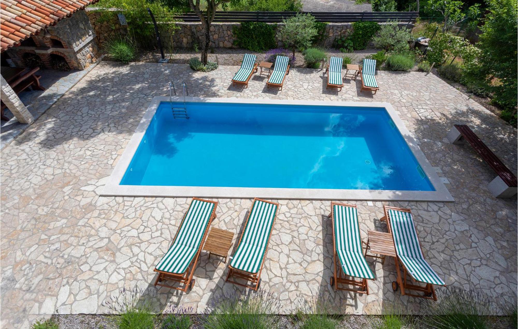 2 Bedroom Beautiful Apartment In Pinezici Kültér fotó