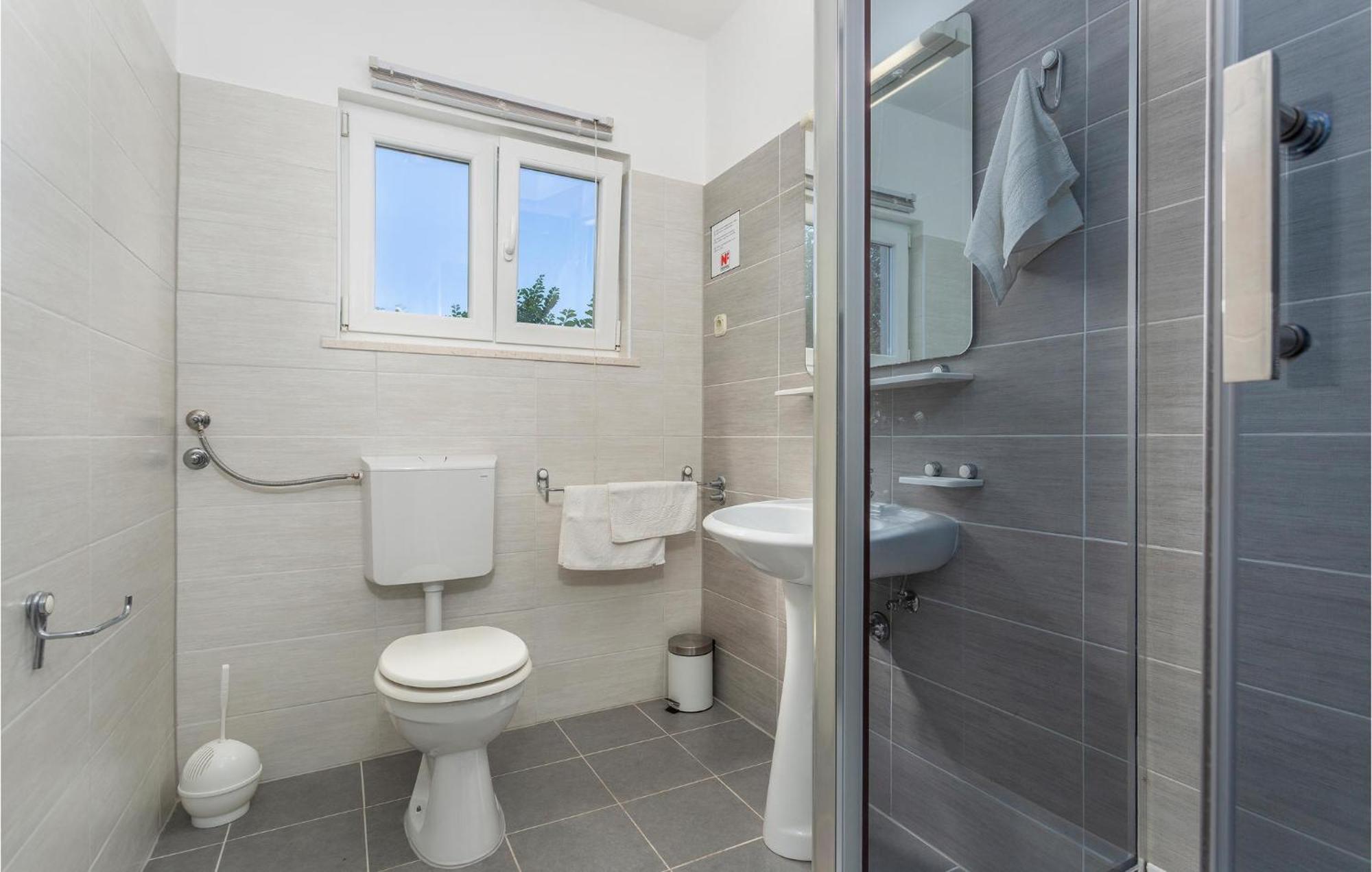 2 Bedroom Beautiful Apartment In Pinezici Kültér fotó