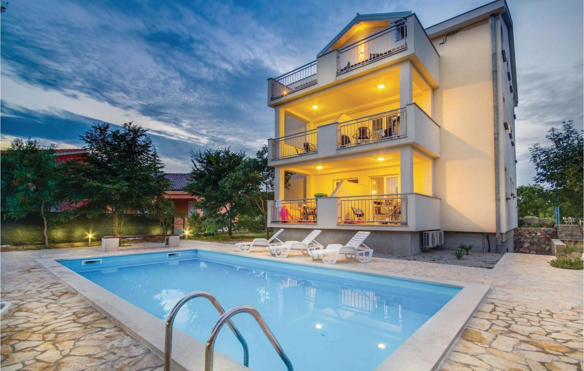 2 Bedroom Beautiful Apartment In Pinezici Kültér fotó