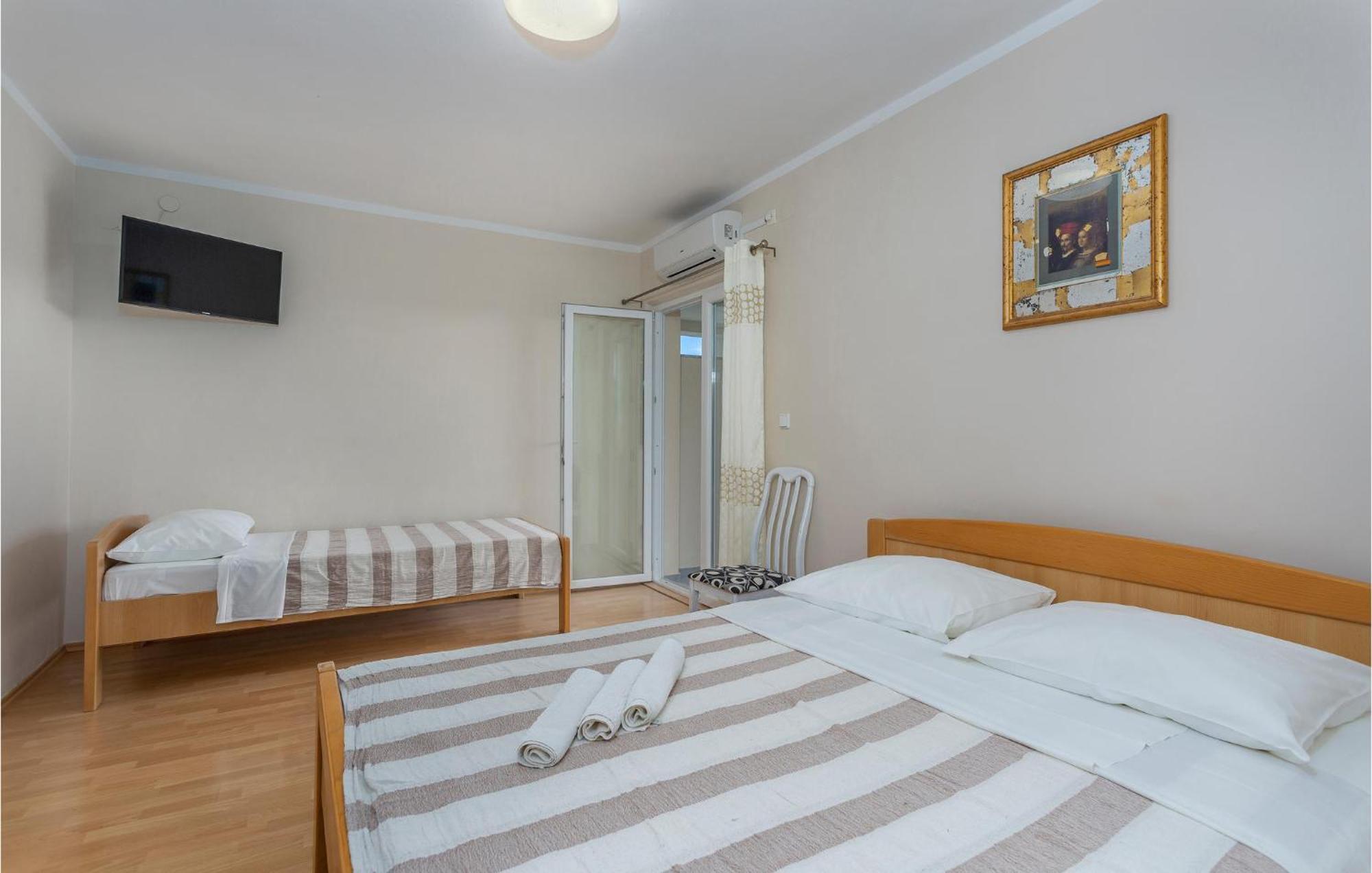 2 Bedroom Beautiful Apartment In Pinezici Kültér fotó