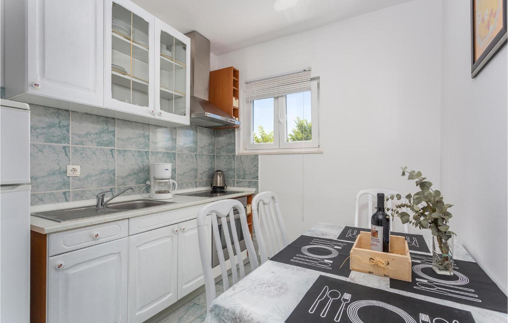 2 Bedroom Beautiful Apartment In Pinezici Kültér fotó