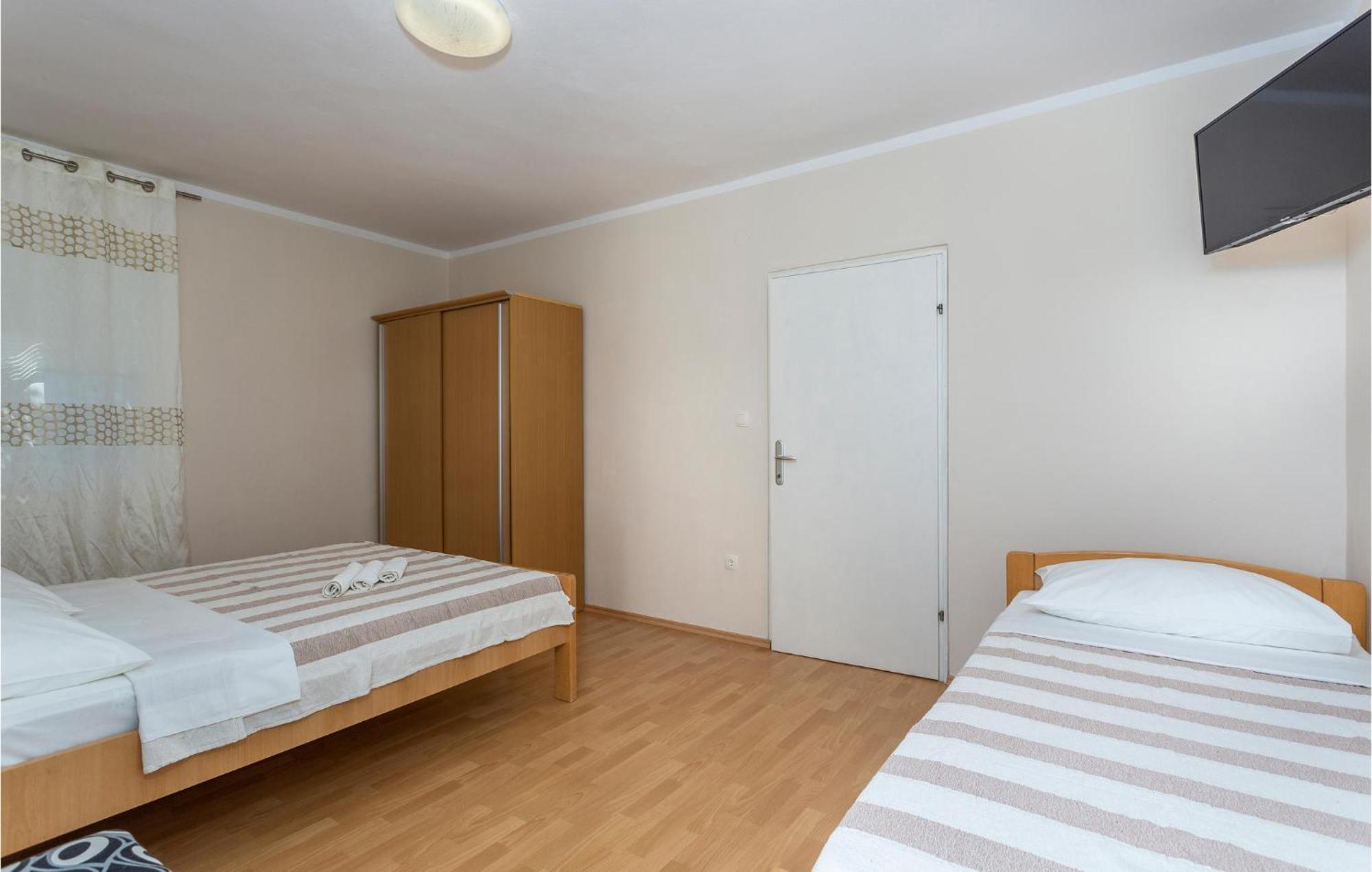 2 Bedroom Beautiful Apartment In Pinezici Kültér fotó