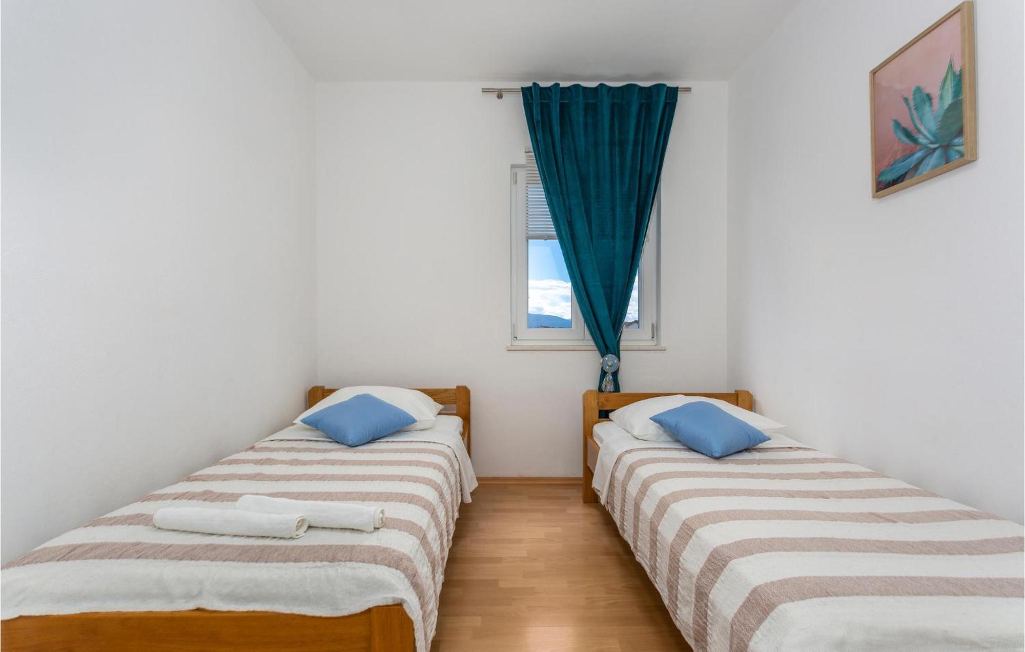2 Bedroom Beautiful Apartment In Pinezici Kültér fotó